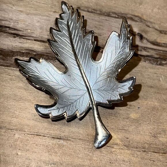 Vintage 1960's SIlvertone Shiny & Brushed Curved Maple Leaf Brooch - Very Nice - Picture 1 of 6